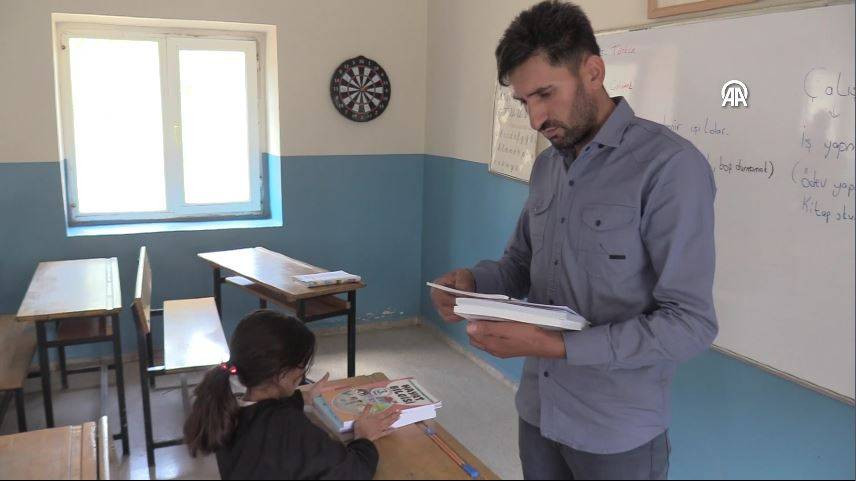 Bu okulda 3 yıldır tek bir öğrenci var. 9 yaşındaki Hasret artık sınıf arkadaşı istiyor - Resim: 14